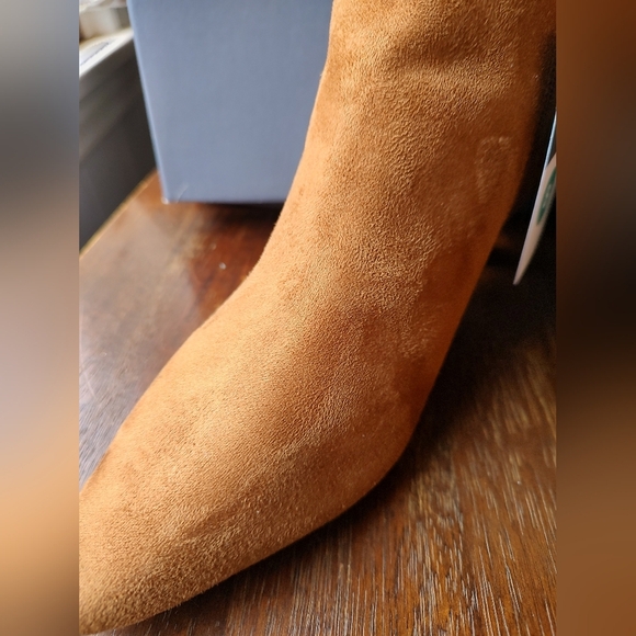 Universal Thread Women's Brown Suede Ankle Boots. Size 8 - Picture 6 of 6